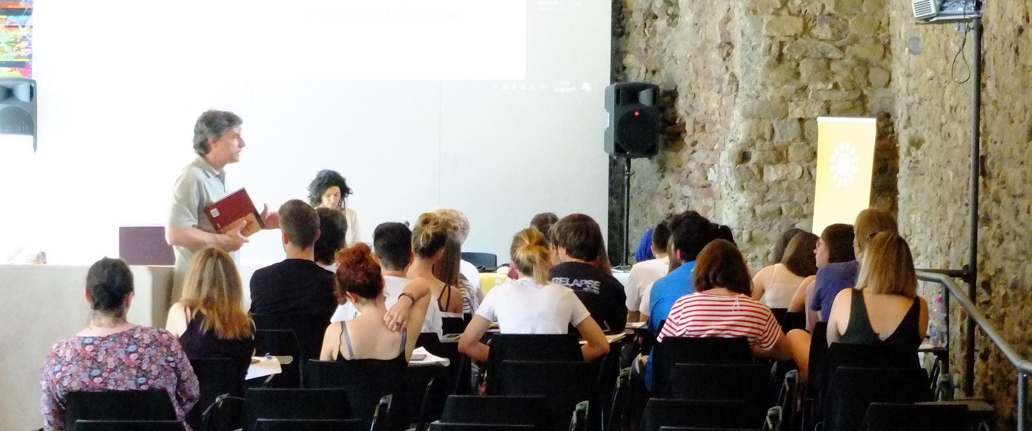 Giovani volontari in azione ad Arezzo gli studenti del liceo